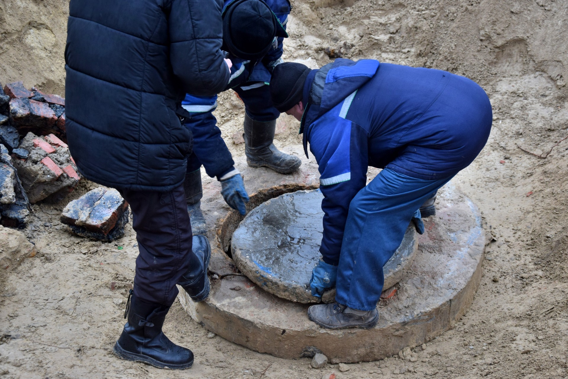 В Тюмени тратят миллионы рублей на поставку канализационных люков